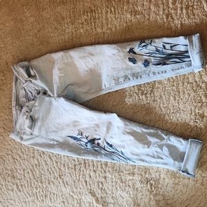 Black Daisy cropped pants with front dtitching